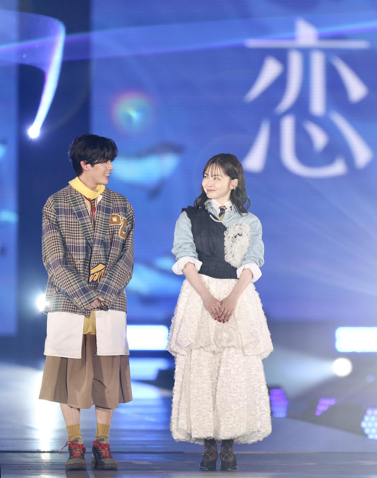 ランウエーを歩く長尾謙杜（左）と山田杏奈（撮影・河田真司）