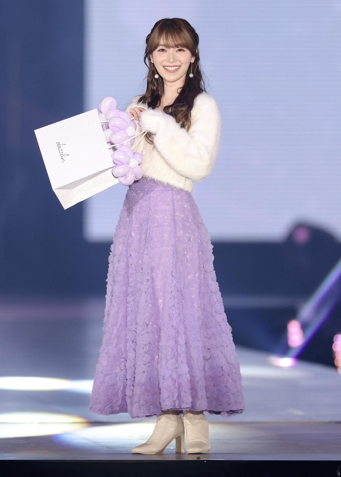 ランウエーを歩く櫻坂46守屋麗奈（撮影・河田真司）