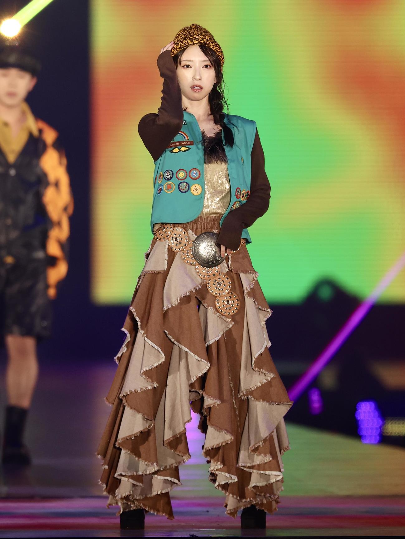 ランウエーを歩く日向坂46金村美玖（撮影・河田真司）
