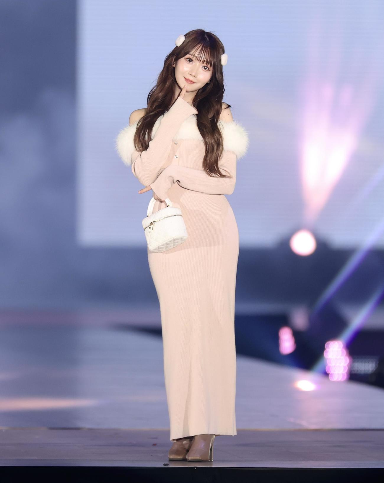 ランウエーを歩く＝LOVE大谷映美里（撮影・河田真司）