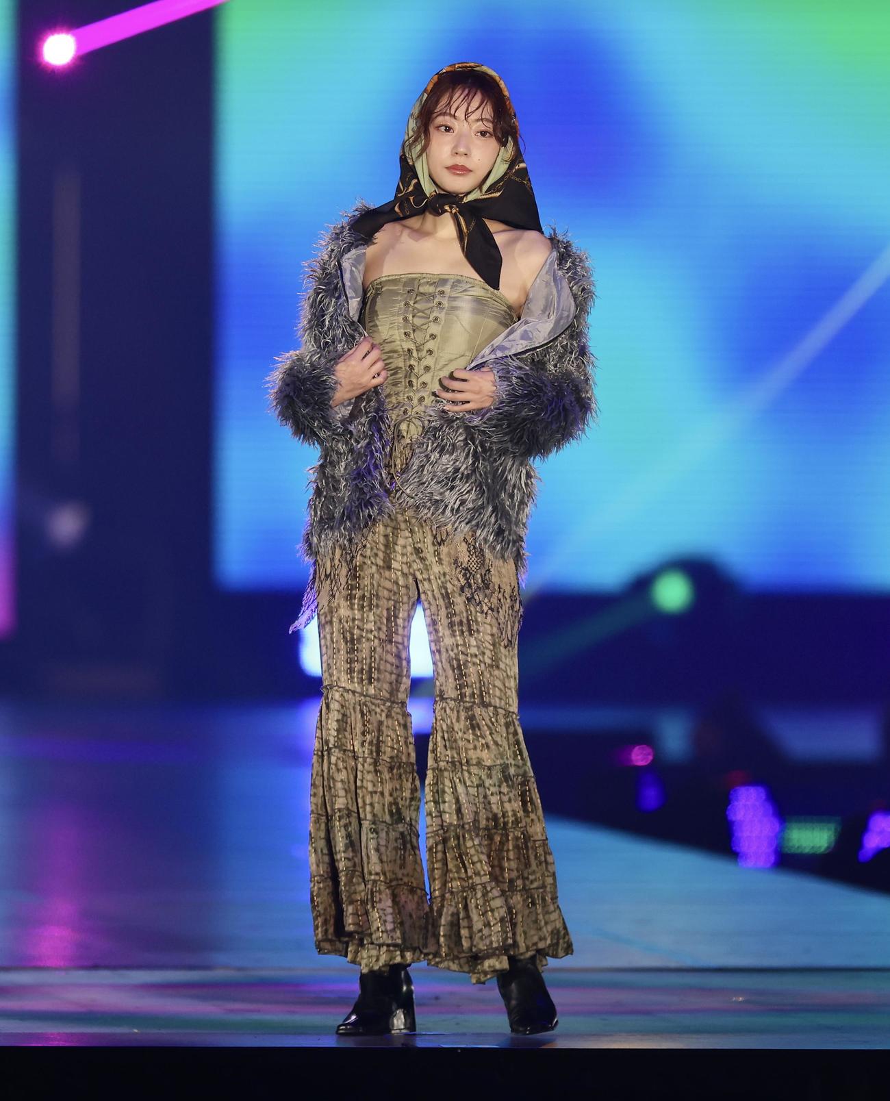 ランウエーを歩く武田玲奈（撮影・河田真司）