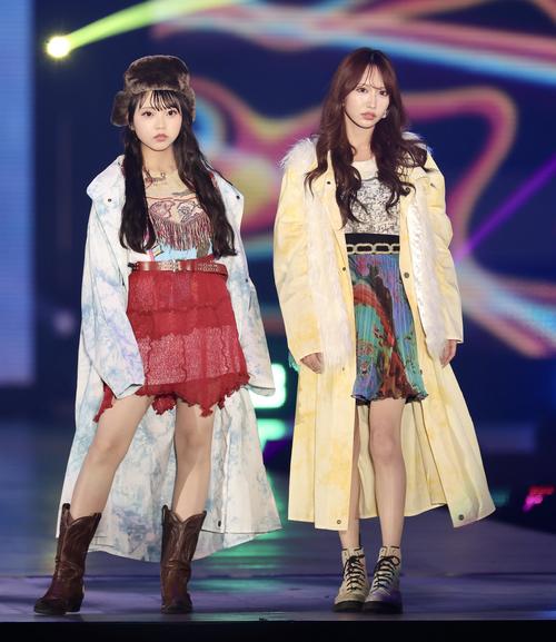 ランウエーを歩くSKE48森本くるみ（左）と野村実代（撮影・河田真司）