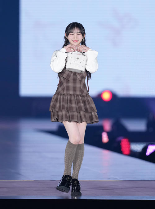 ランウエーでポーズを決める乃木坂46川﨑桜（撮影・足立雅史）