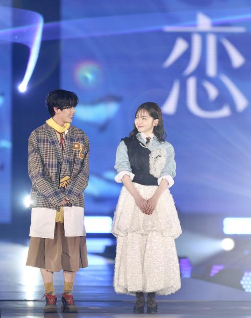 ランウエーを歩く長尾謙杜（左）と山田杏奈（撮影・河田真司）