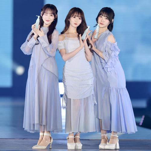 ランウエーを歩く＝LOVEの、左から音嶋莉沙、大谷映美里、齋藤樹愛羅（撮影・河田真司）