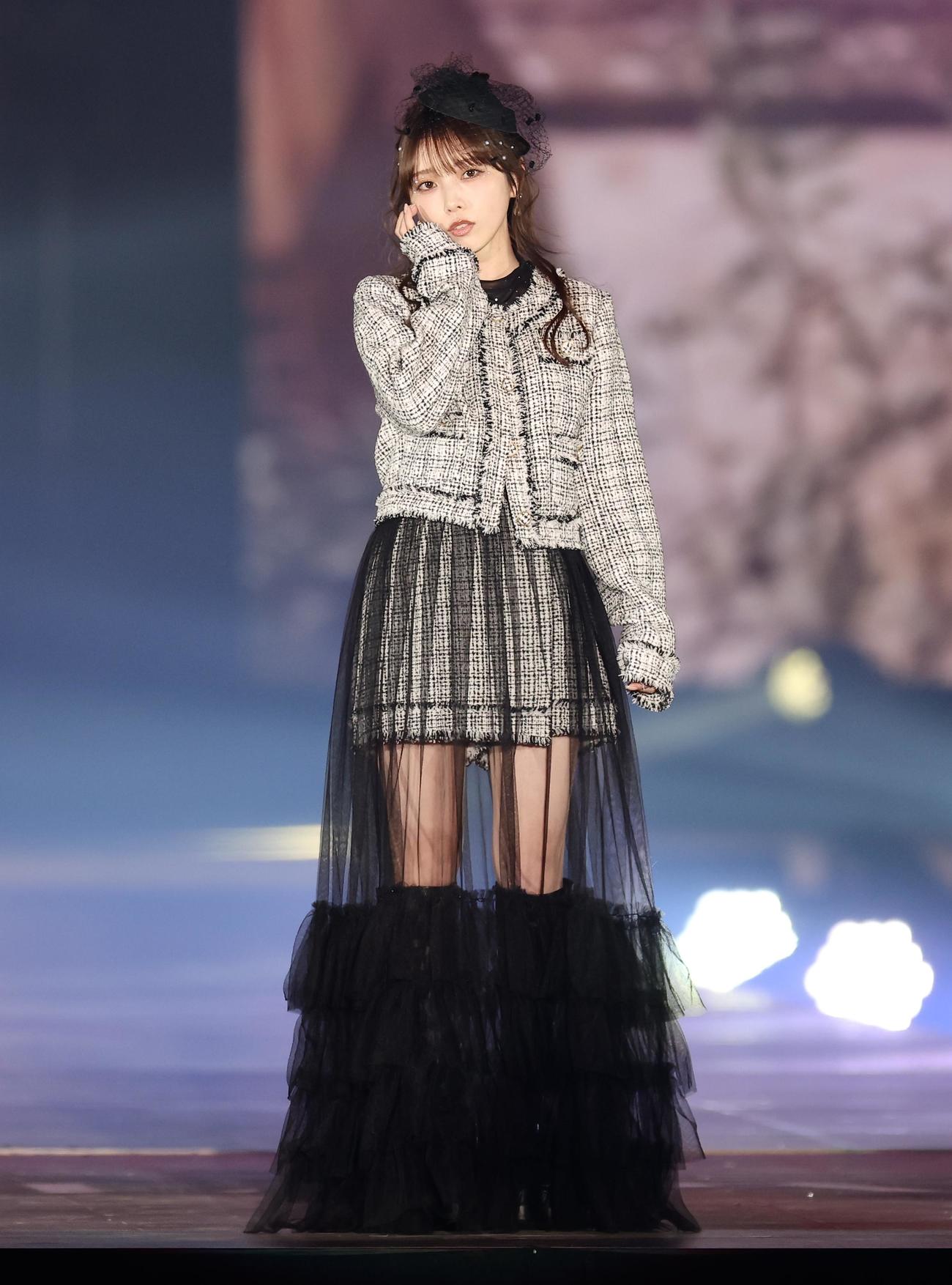 ランウエーを歩く与田祐希（撮影・河田真司）