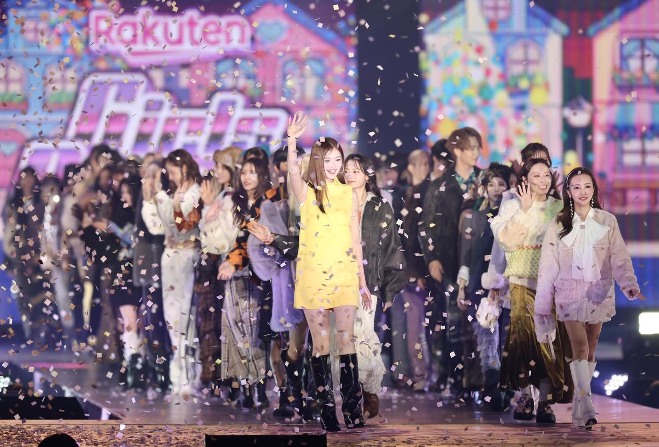 フィナーレでランウエーを歩くゆうちゃみ（中央）と板野友美（右）ら（撮影・河田真司）