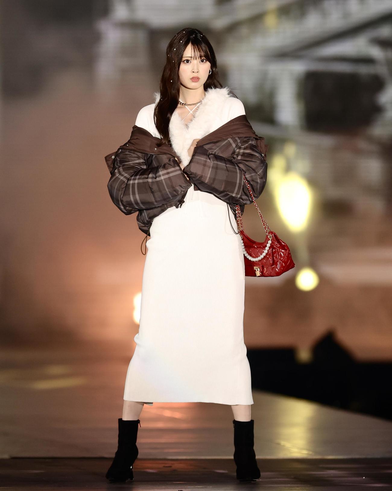 ランウエーを歩くRoLuANGEL小崎凛奈（撮影・河田真司）