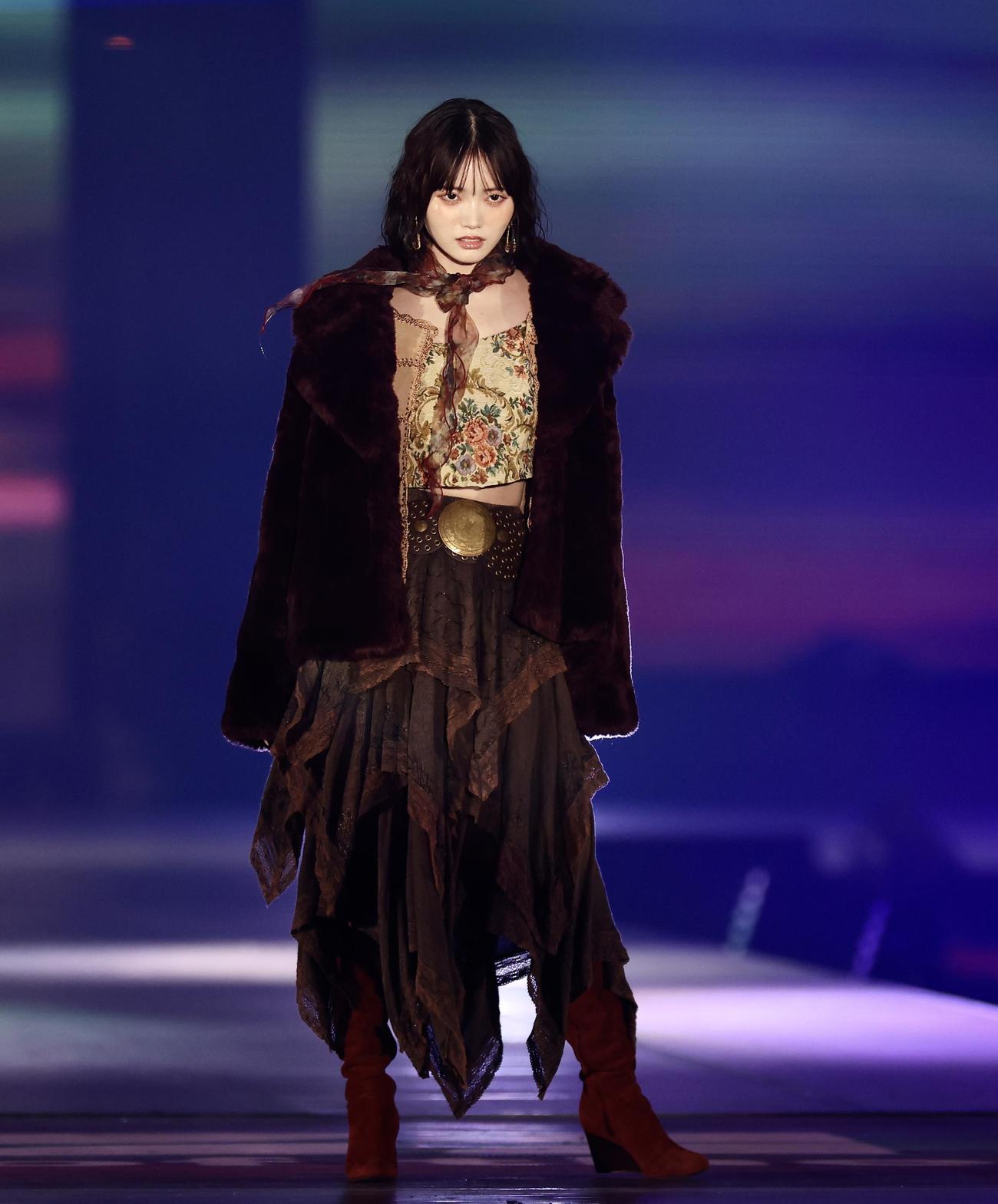 ランウエーを歩くCUTIE STREET真鍋凪咲（撮影・河田真司）