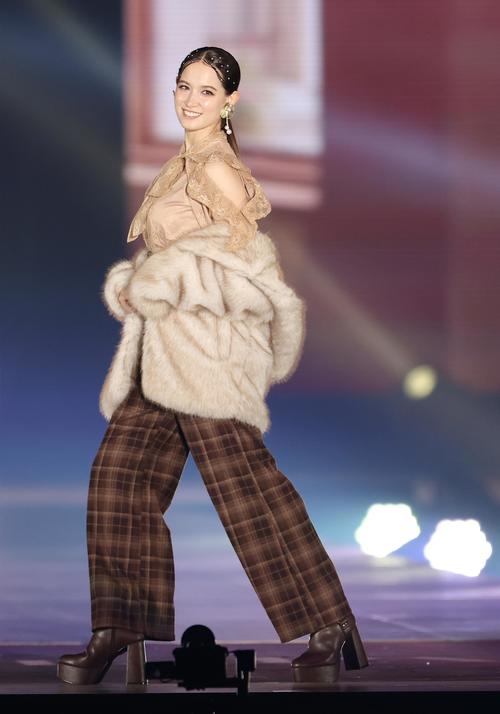 ランウエーを歩くトラウデン直美（撮影・河田真司）