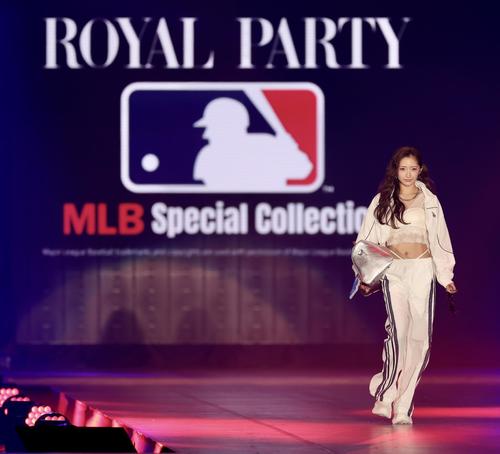 ランウエーを歩くGirls2小川桜花（撮影・河田真司）