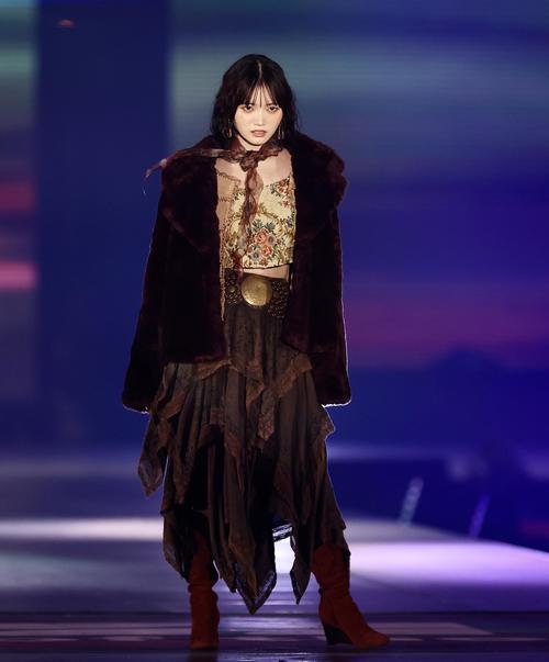 ランウエーを歩くCUTIE STREET真鍋凪咲（撮影・河田真司）