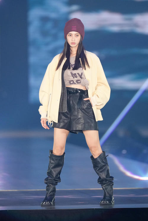 ランウエーでポーズを決める玖瑠実（撮影・足立雅史）