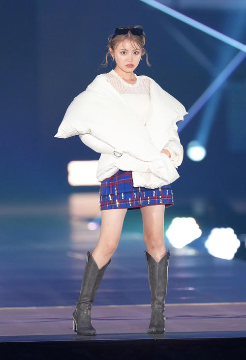 ランウエーでポーズを決める香音（撮影・足立雅史）