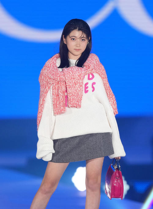 ランウエーでポーズを決める堀越麗禾（撮影・足立雅史）