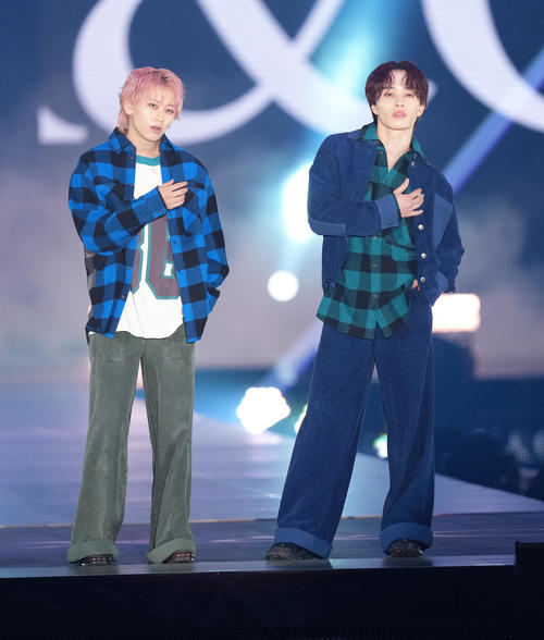 ランウエーでポーズを決める超特急の志村秀哉（左）と森次政裕（撮影・足立雅史）