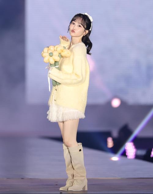 ランウエーを歩く乃木坂46一ノ瀬美空（撮影・河田真司）