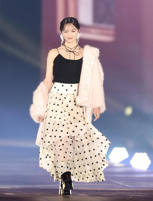 ランウエーを歩く森香澄（撮影・河田真司）