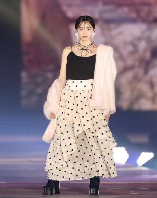 ランウエーを歩く森香澄（撮影・河田真司）