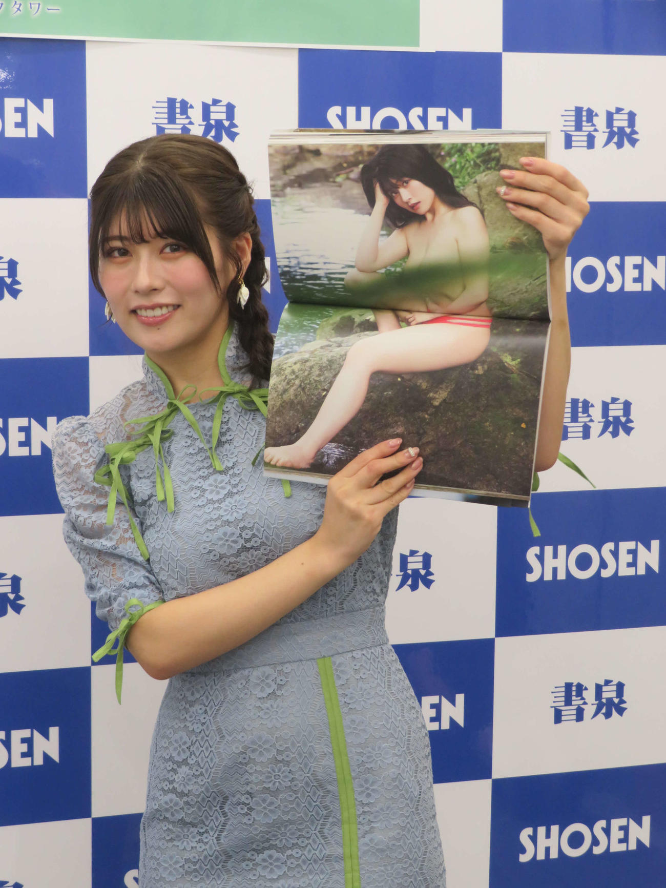 写真集「lotus serenity」お気に入りカットを披露するちとせよしの（撮影・川田和博）