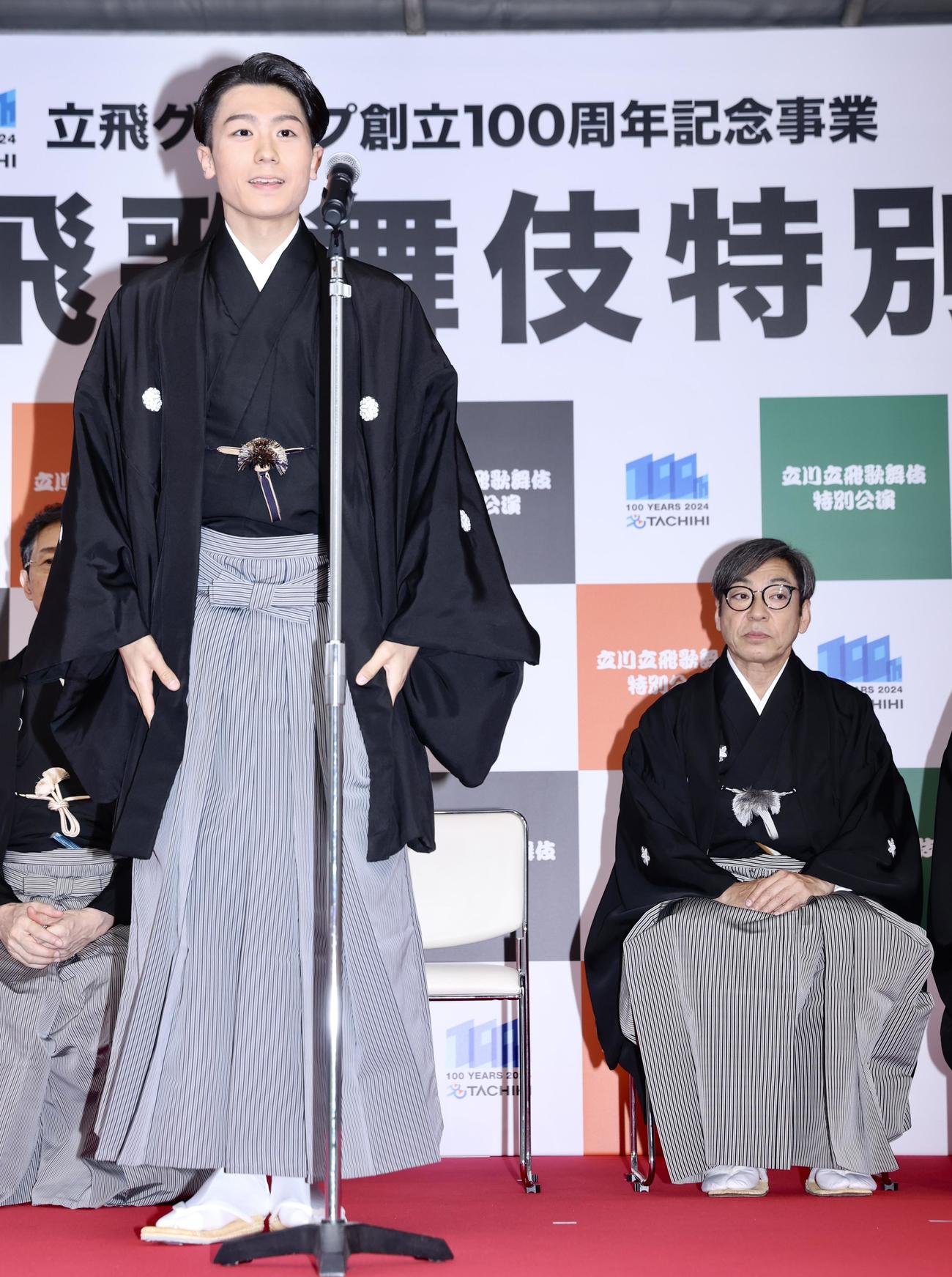 あいさつする市川團子。後方右は市川中車（撮影・河田真司）