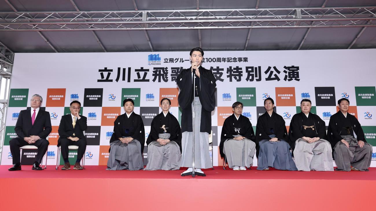 あいさつする市川團子（中央）（撮影・河田真司）