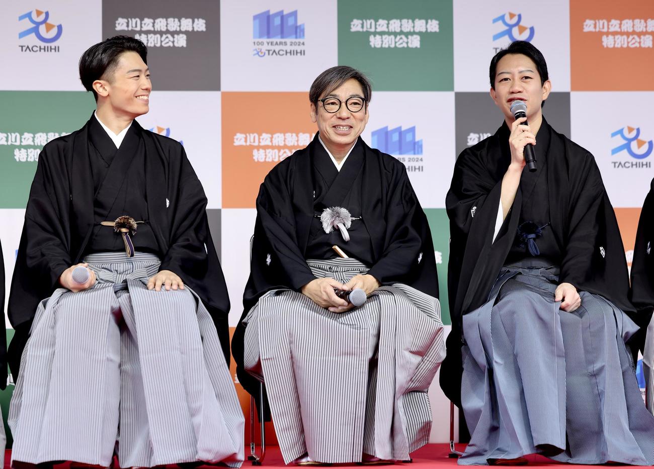 ステージでトークする、左から市川團子、市川中車、中村壱太郎（撮影・河田真司）