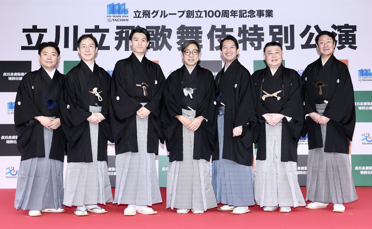 立飛グループ創立100周年記念事業　立川立飛歌舞伎特別公演「開幕記念お披露目会」に出席した市川中車（中央）ら歌舞伎俳優たち。左から市川青虎、市川笑也、市川團子、1人おいて中村壱太郎、市川猿弥、市川笑三郎（撮影・河田真司）