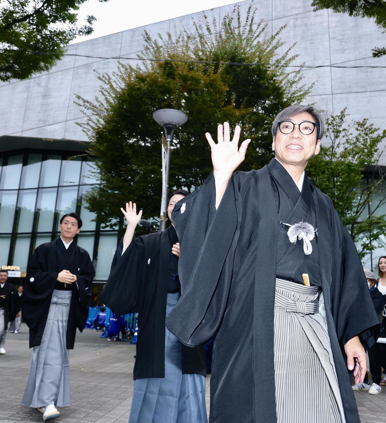 立川立飛歌舞伎特別公演「開幕記念お披露目会」で、声援に応えながら移動する市川中車（手前）ら歌舞伎俳優たち（撮影・河田真司）