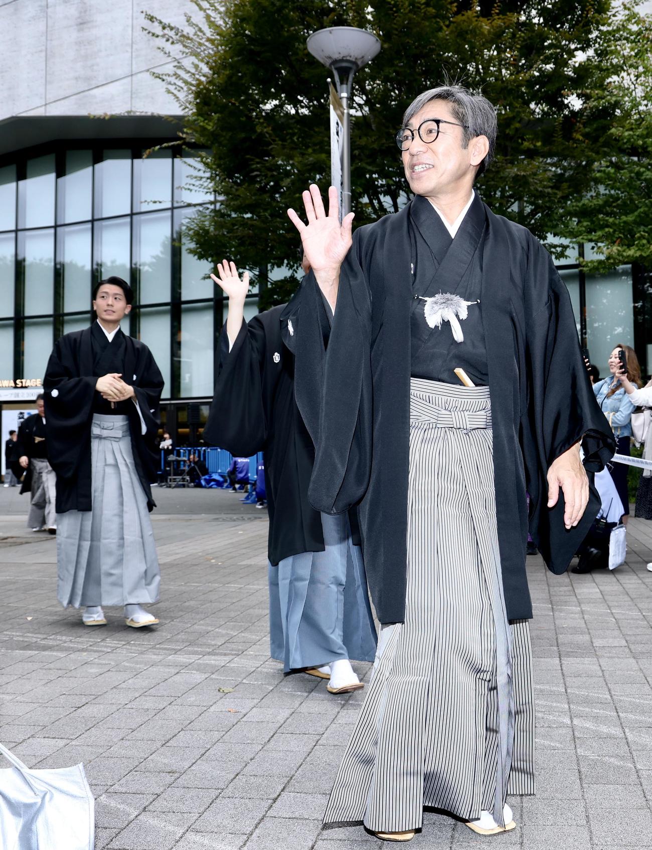 立飛グループ創立100周年記念事業　立川立飛歌舞伎特別公演「開幕記念お披露目会」で、声援に応えながら移動する市川中車（手前）ら歌舞伎俳優たち（撮影・河田真司）