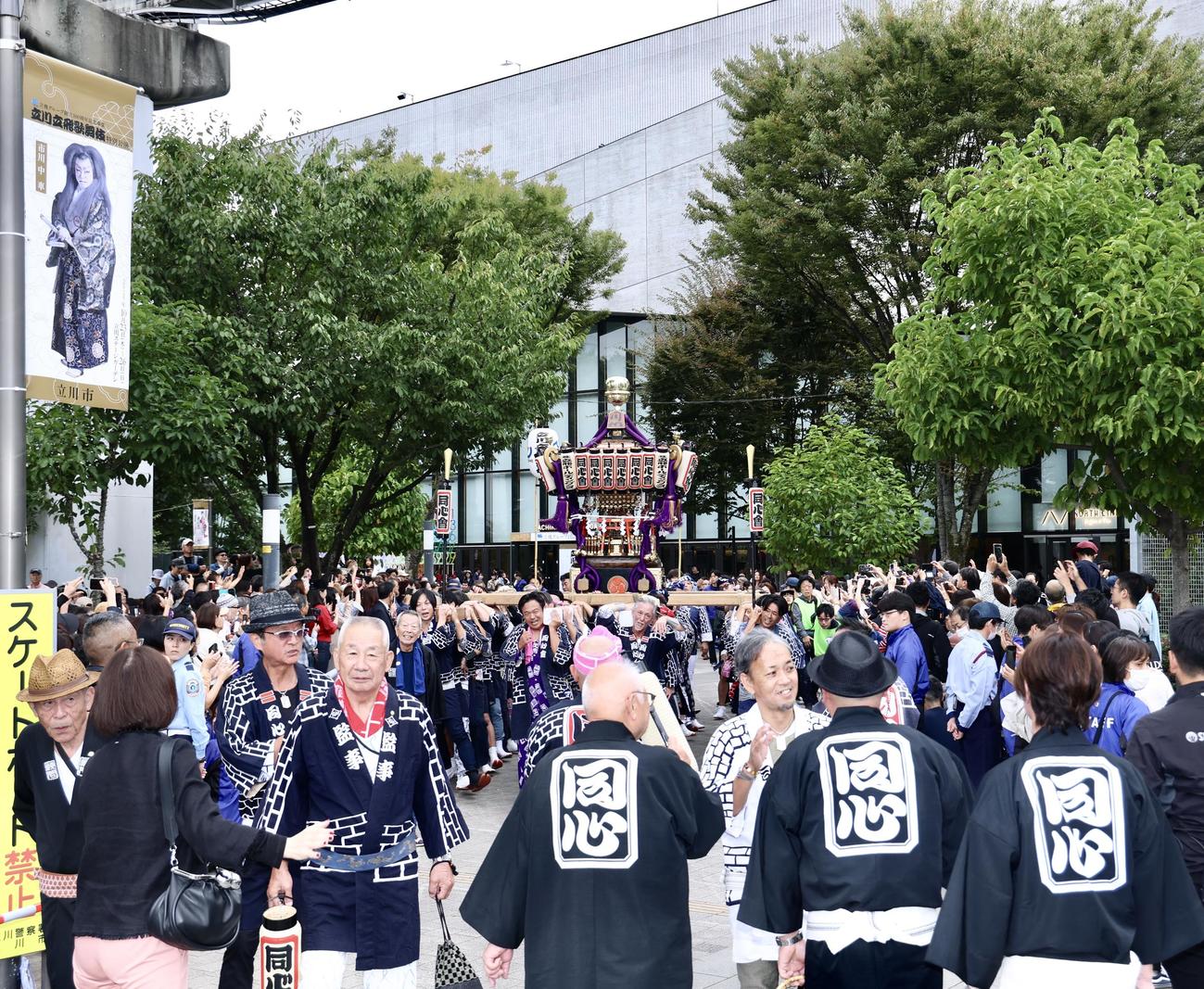 立川ステージガーデン前から出発する神輿愛好会「立川同心會」（撮影・河田真司）