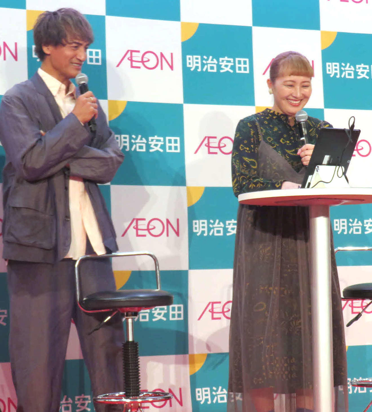 「ベジチェック」を行う丸山桂里奈。左は本並健治