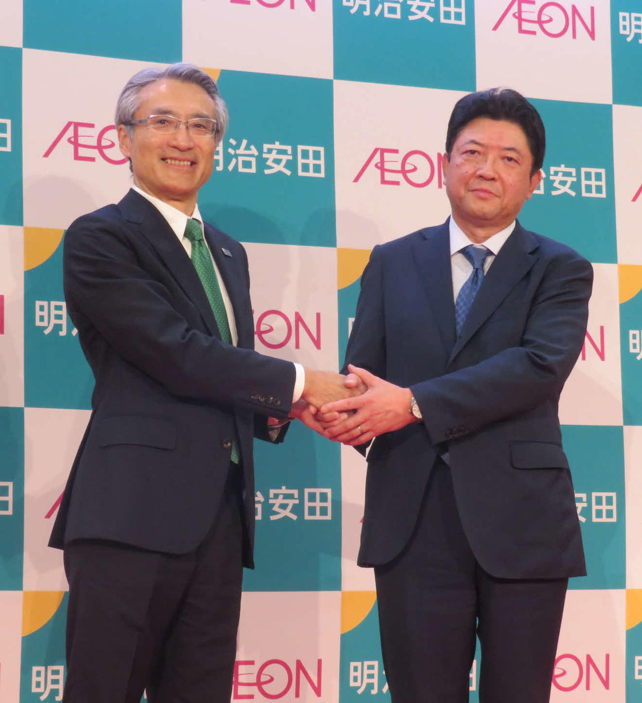 明治安田×イオン「包括的パートナーシップ記念イベント」に登壇した明治安田生命保険相互会社の永島英器取締役代表執行役社長（左）とイオン株式会社の吉田昭夫取締役代表執行役社長