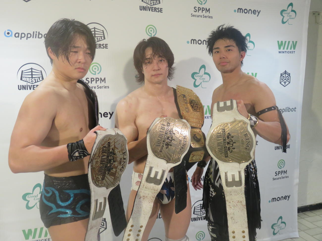 試合後に会見するKO－D6人タッグ選手権の初防衛に成功した王者組。左かTo－y、上野勇希、武知海青