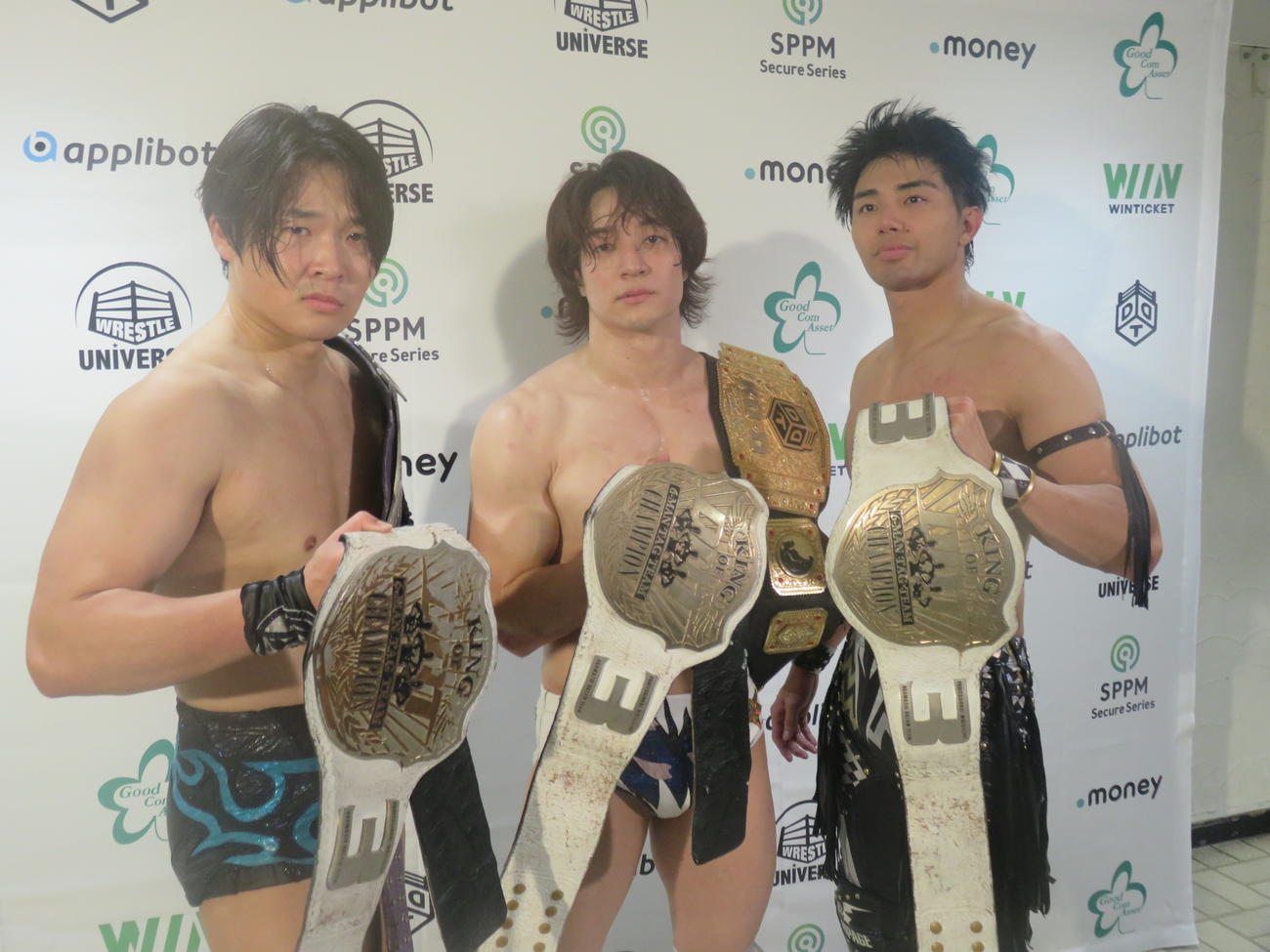 試合後に会見するKO－D6人タッグ選手権の初防衛に成功した王者組。左からTo－y、上野勇希、武知海青