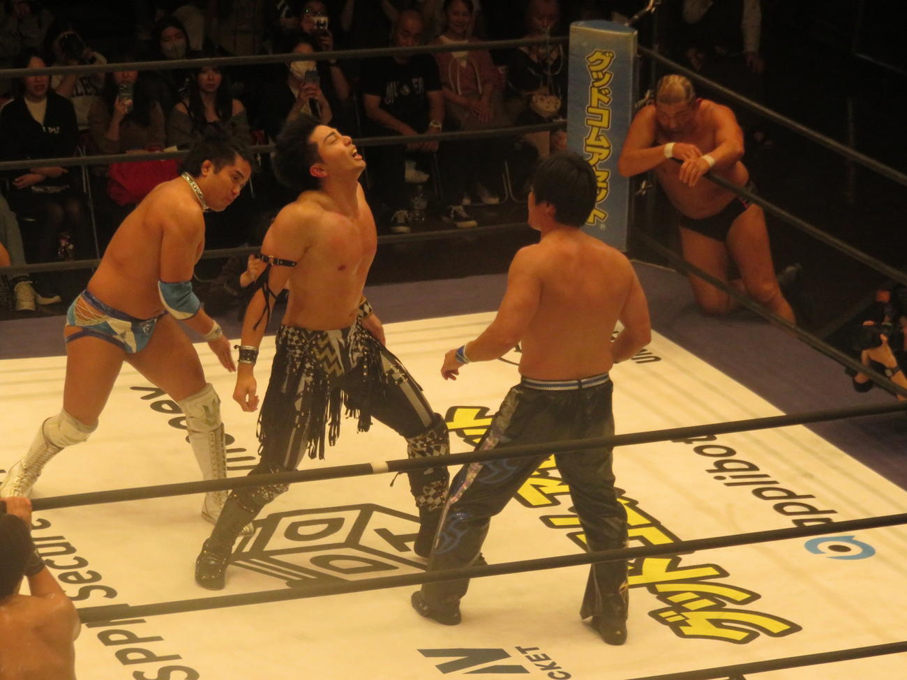 2人がかりで攻められる武知海青（左から2人目）。左から高鹿佑也、1人おいてHARASHIMA、鈴木みのる