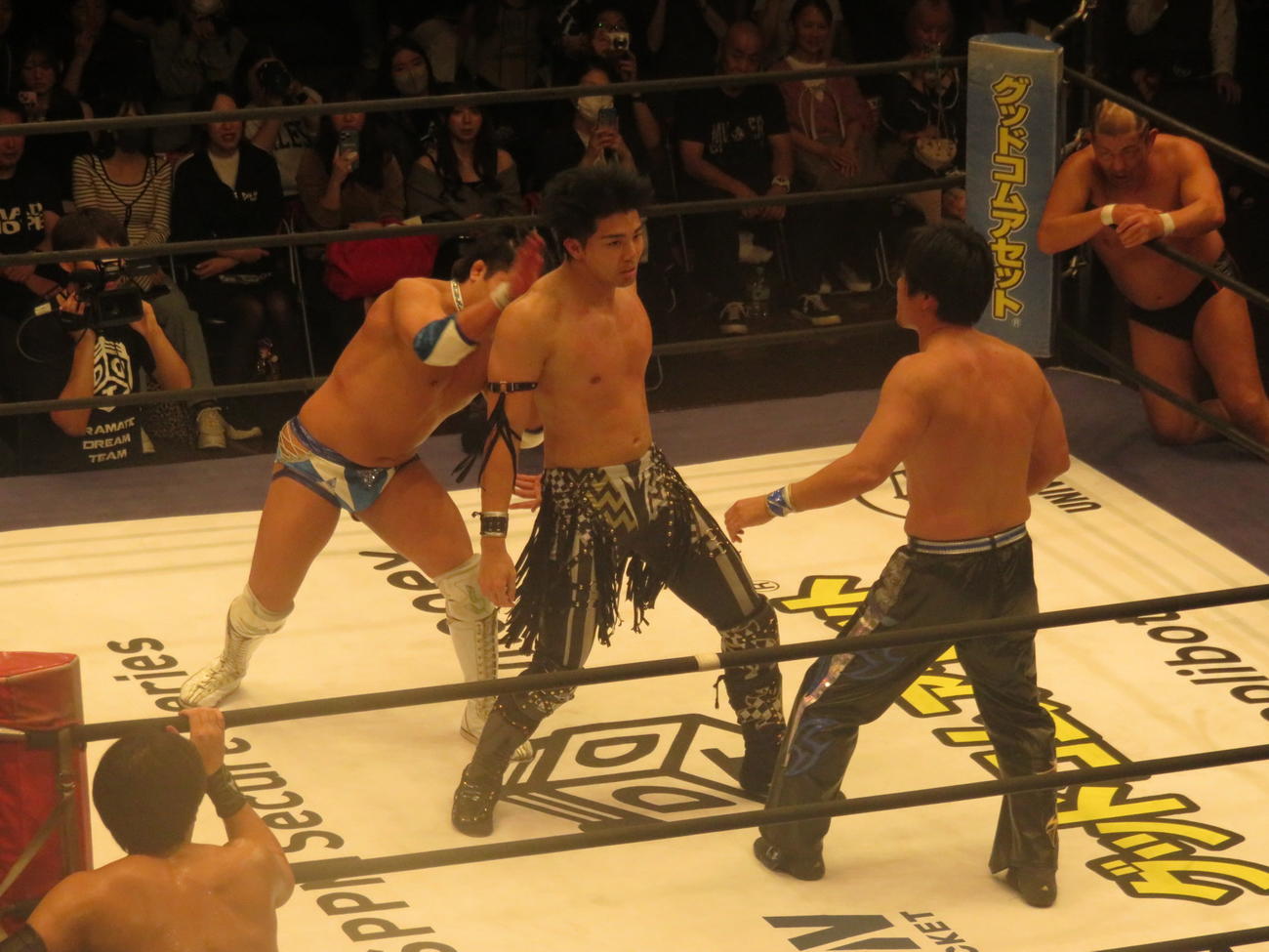 2人がかりで攻められる武知海青（左から2人目）。左から高鹿佑也、1人おいてHARASHIMA、鈴木みのる