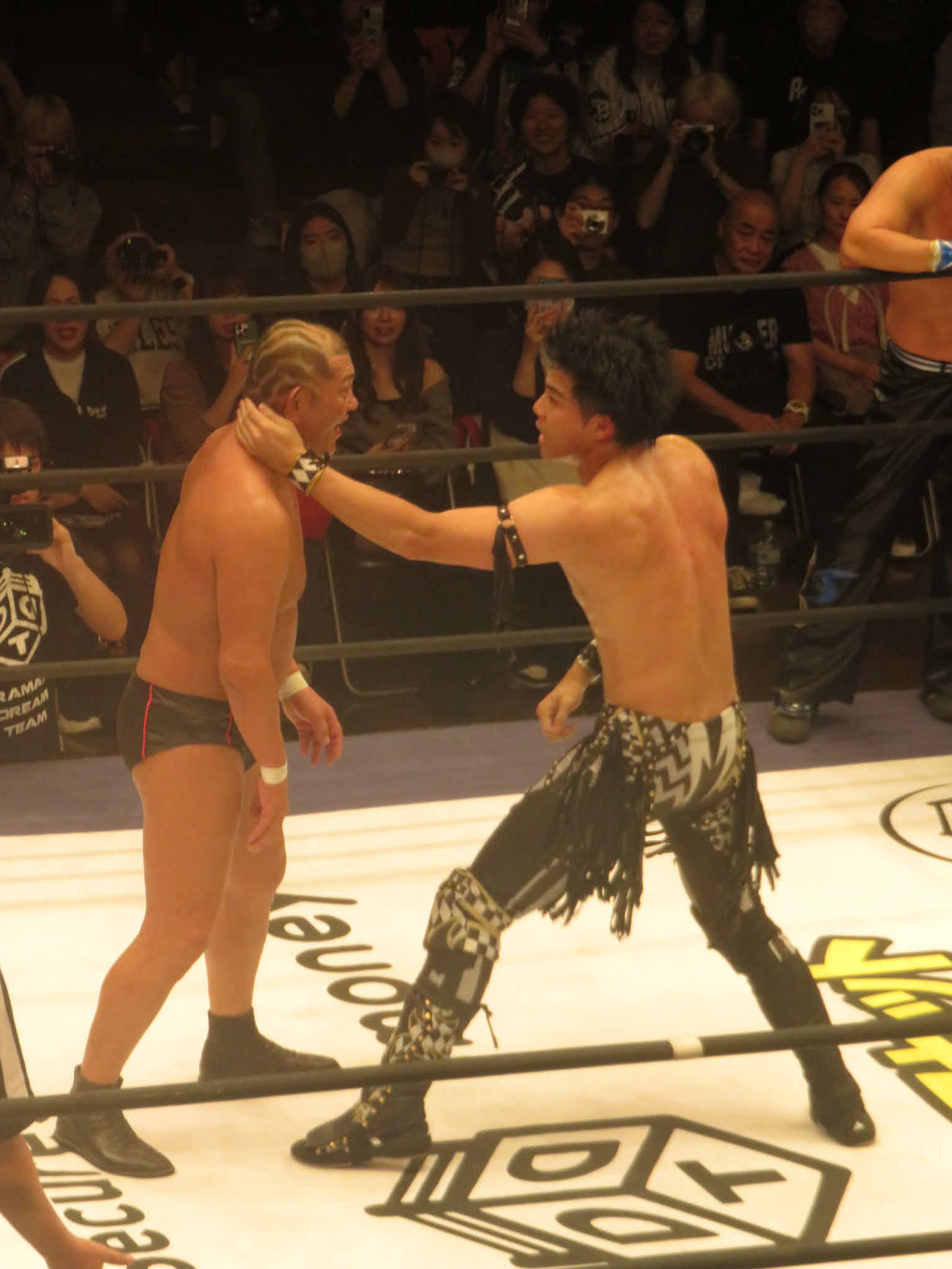 鈴木みのる（左）に立ち向かう武知海青