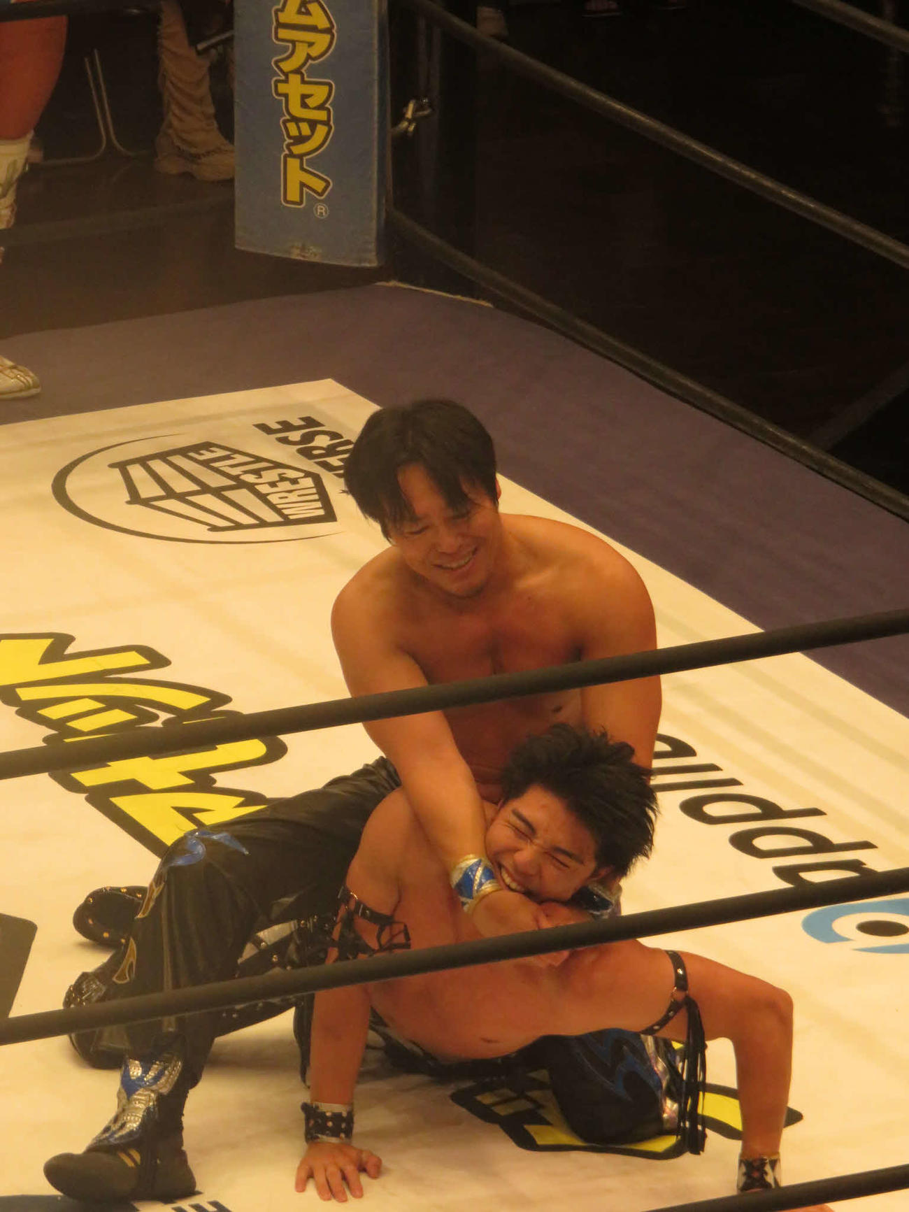 HARASHIMAにフェースロックで攻められる武知海青