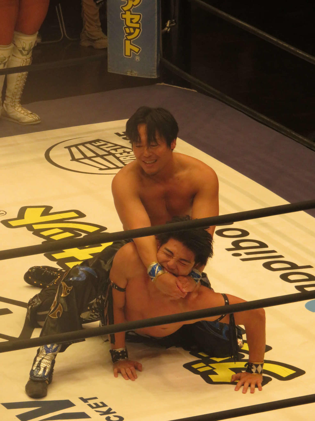 HARASHIMAにフェースロックで攻められる武知海青