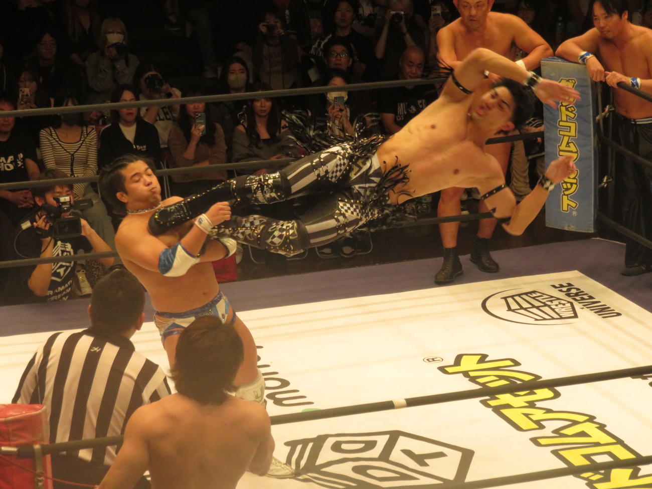 華麗なドロップキックを高鹿佑也（左）にくらわす武知海青
