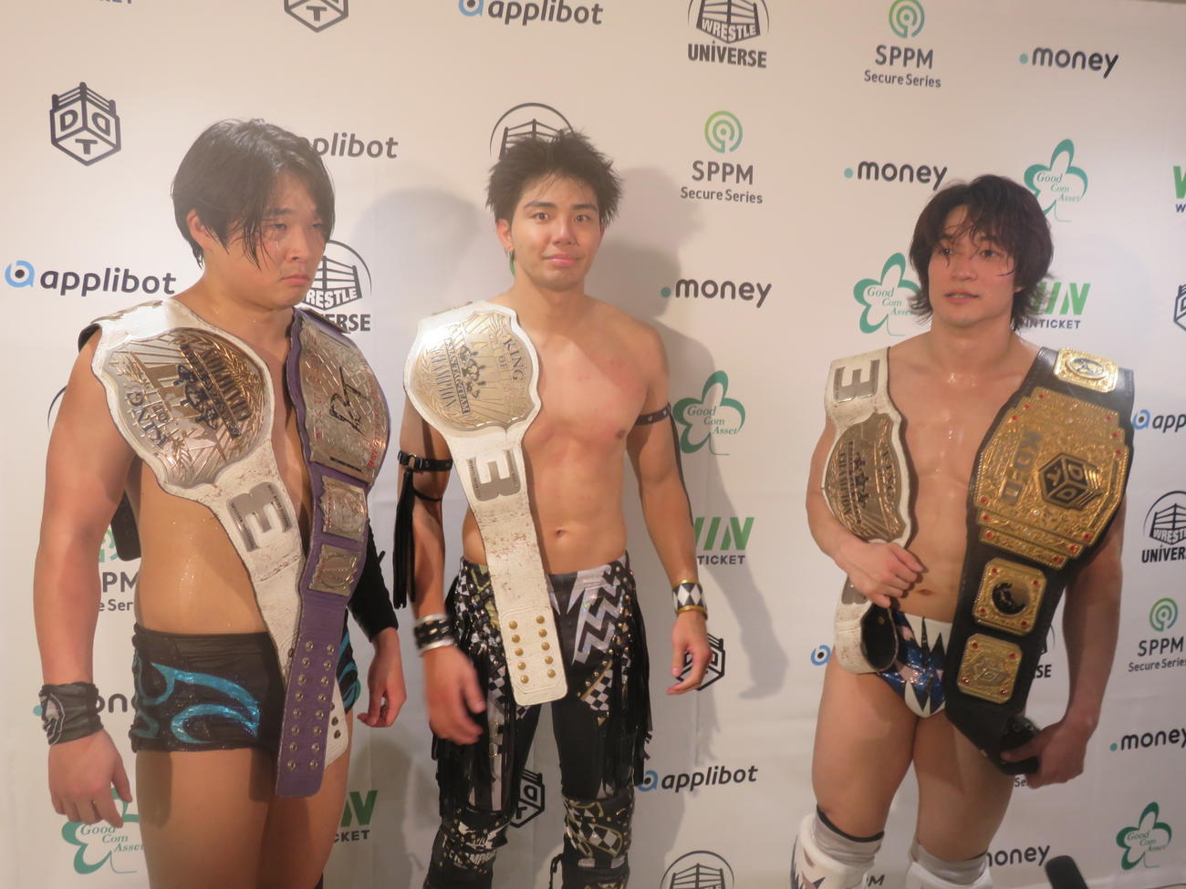 試合後に会見するKO－D6人タッグ選手権の初防衛に成功した王者組。左かTo－y、武知海青、上野勇希