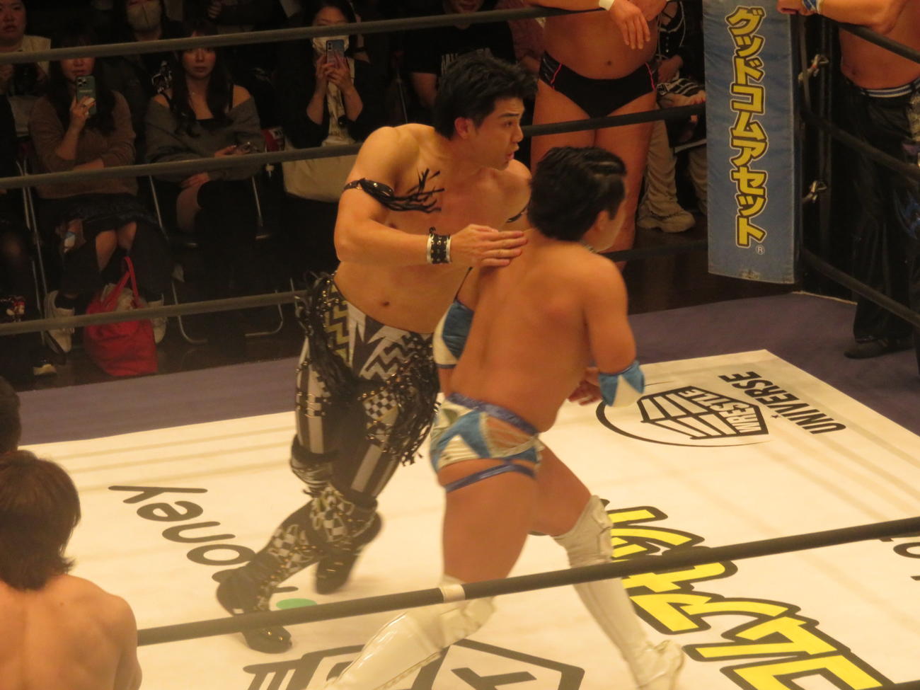 武知海青（左）は高鹿佑也をロープに飛ばす