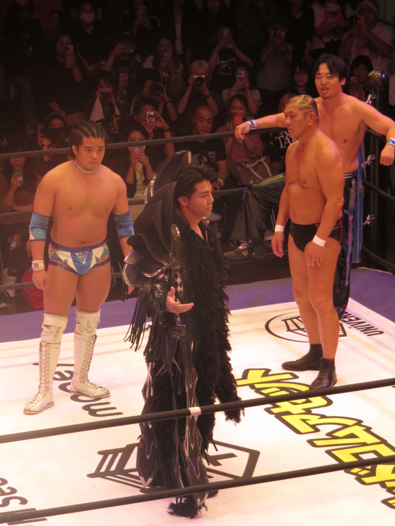 KO－D6人タッグ選手権の王者組として、豪華なガウンを着てリングに登場した武知海青（左から2人目）挑戦者組。左からHARASHIMA、1人おて高鹿佑也、鈴木みのる