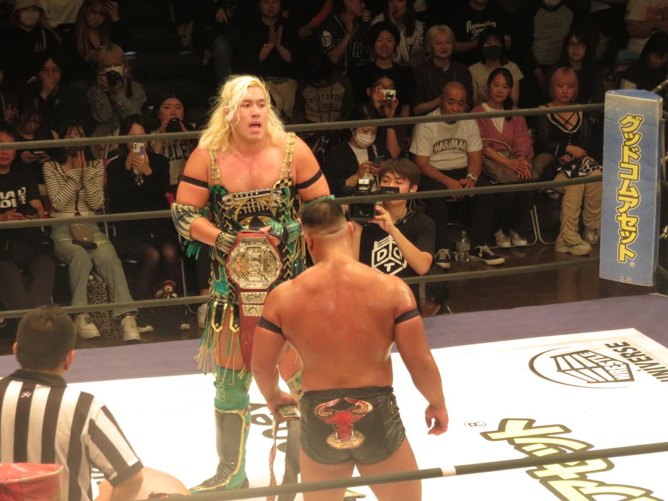 セミファイナルでKO－Dタッグ王座を防衛した納谷幸男。手前は飯野雄貴