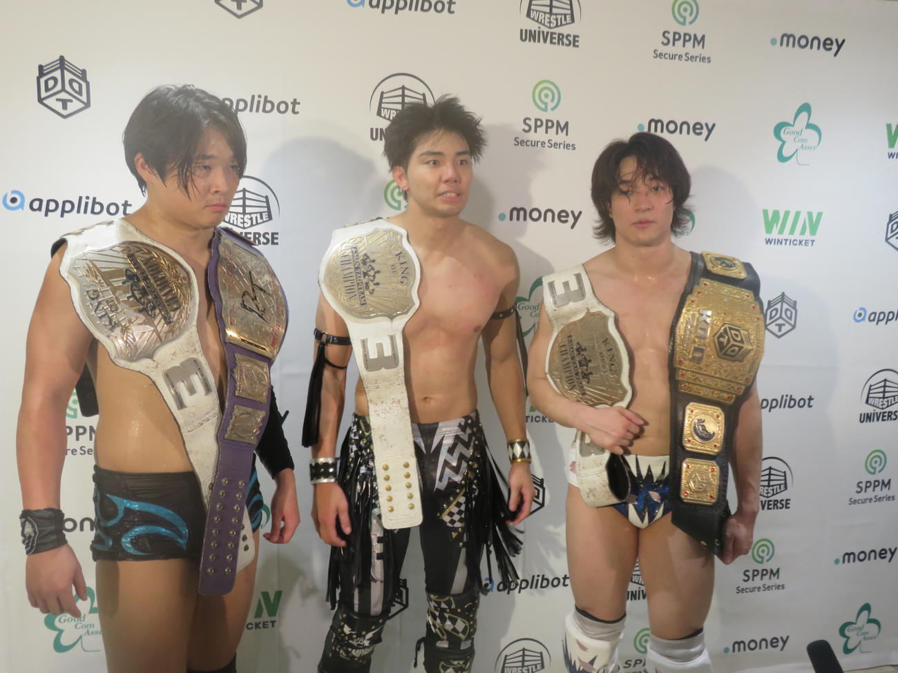 試合後に会見するKO－D6人タッグ選手権の初防衛に成功した王者組。左かTo－y、武知海青、上野勇希