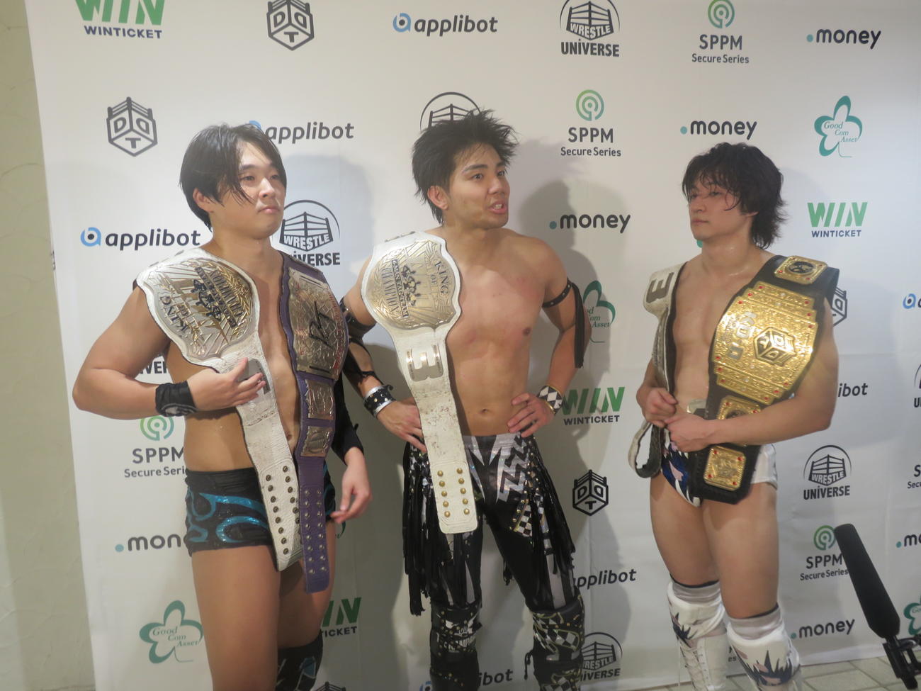 試合後に会見するKO－D6人タッグ選手権の初防衛に成功した王者組。左かTo－y、武知海青、上野勇希