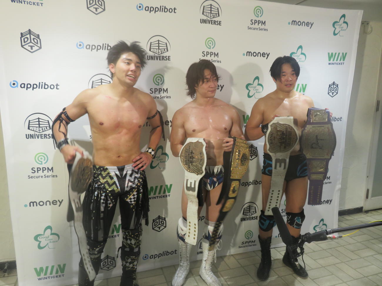 試合後に会見するKO－D6人タッグ選手権の初防衛に成功した王者組。左か武知海青、To－y、上野勇希