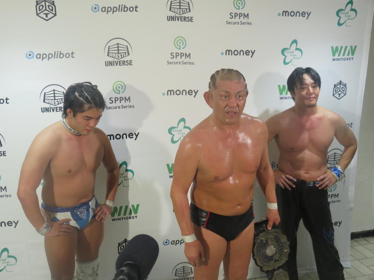 試合後に会見するKO－D6人タッグ選手権の挑戦者組。左から高鹿佑也、鈴木みのる、HARASHIMA