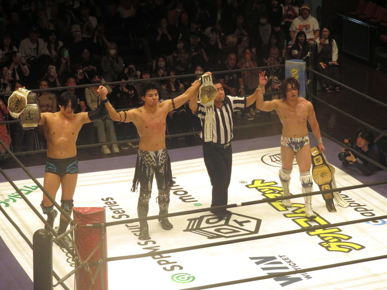 KO－D6人タッグ選手権の初防衛に成功した、左からTo－y、武知海青、1人おいて上野勇希